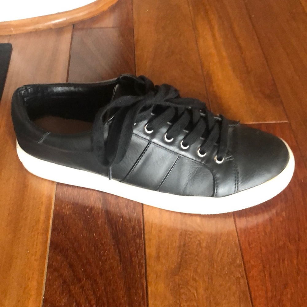 Steve Madden lace up shoe